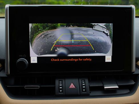 Used 2023 Toyota RAV4 XLE Premium image 28