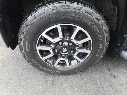 Used 2013 Toyota Tundra 4x4 CrewMax image 9