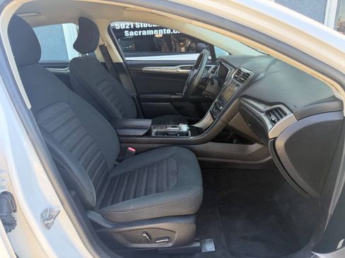 Used 2019 Ford Fusion SE FWD image 12