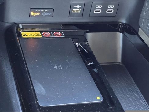 Used 2025 Toyota Camry XLE FWD image 5