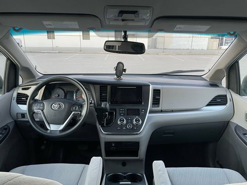 Used 2017 Toyota Sienna LE image 27