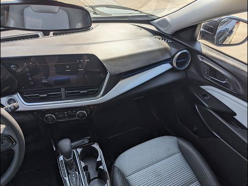 Used 2025 Chevrolet Trax LT FWD image 25