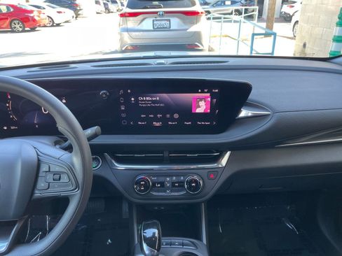 Used 2025 Buick Envista Preferred image 18