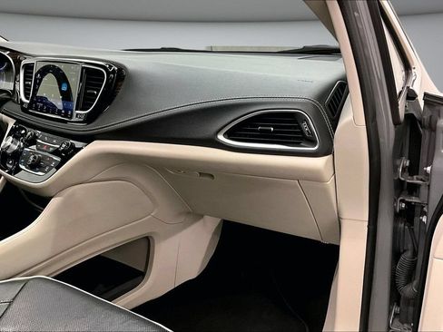 Used 2023 Chrysler Pacifica Limited FWD image 27
