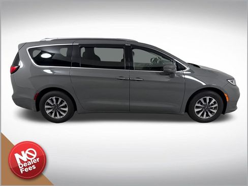 Used 2021 Chrysler Pacifica Touring-L FWD image 2
