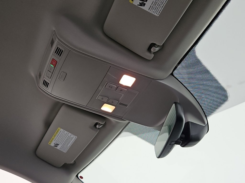 Certified 2023 Volkswagen Taos SE FWD image 17