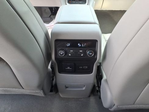 Used 2023 GMC Acadia SLT w/ Preferred Package FWD image 8