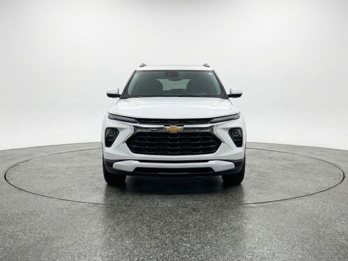 Used 2025 Chevrolet TrailBlazer LT FWD image 2