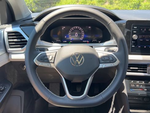 New 2026 Volkswagen Taos SE FWD image 15