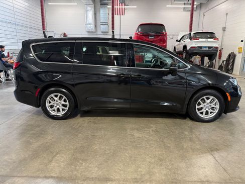 Certified 2023 Chrysler Pacifica Touring-L FWD image 5