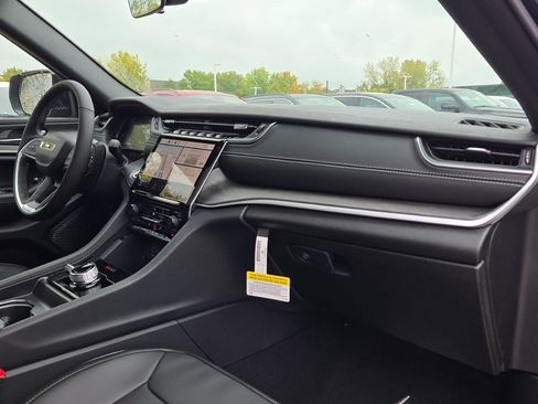 New 2025 Jeep Grand Cherokee Limited w/ Black Appearance Package image 8