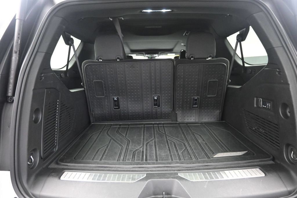 Used 2025 Chevrolet Suburban Premier AWD/4WD image 12