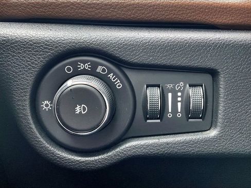 Used 2018 Chrysler Pacifica Limited w/ Tire & Wheel Group FWD image 16
