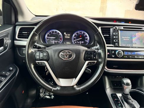 Used 2019 Toyota Highlander Limited FWD image 24