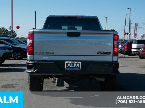 Used 2024 Chevrolet Silverado 2500 Custom w/ Custom Value Package image 6