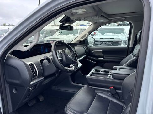 Used 2025 Ford Expedition Platinum AWD/4WD image 9