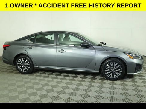 Used 2025 Nissan Altima 2.5 SV FWD image 2