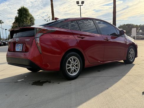 Used 2017 Toyota Prius Two w/ Preferred Accessory Package FWD image 5