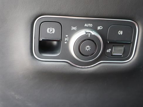 Used 2025 Aston Martin Vanquish RWD image 17