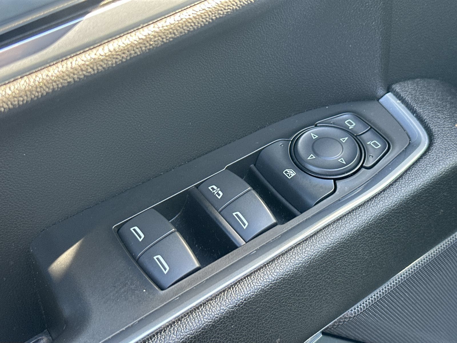 Used 2023 Chevrolet Silverado 1500 LT AWD/4WD image 15