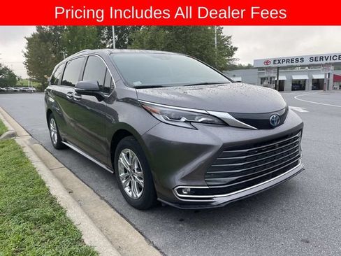 Used 2023 Toyota Sienna Platinum AWD/4WD image 12