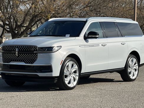 Certified 2025 Lincoln Navigator L Reserve image 8