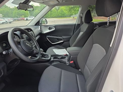 Used 2025 Kia Soul LX w/ LX Technology Package FWD image 12