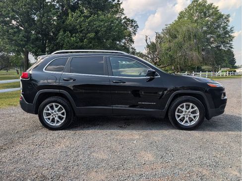 Used 2017 Jeep Cherokee Latitude w/ Cold Weather Group AWD/4WD image 4