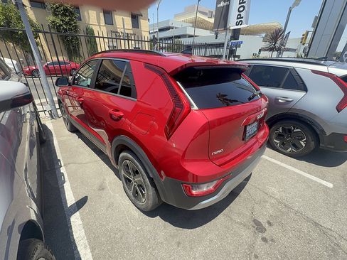 Used 2023 Kia Niro EX FWD image 3