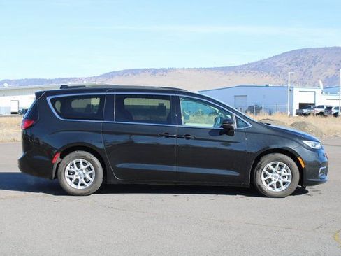 Used 2022 Chrysler Pacifica Touring-L image 7