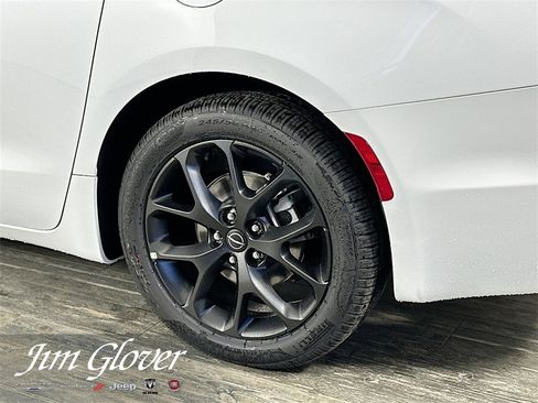 New 2026 Chrysler Pacifica Limited w/ S Appearance Package image 12