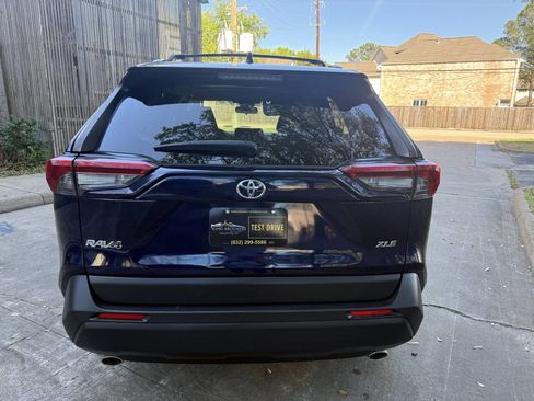 Used 2021 Toyota RAV4 XLE image 9