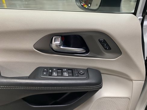 Used 2023 Chrysler Pacifica Touring-L FWD image 17