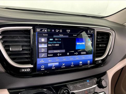 Used 2023 Chrysler Pacifica Touring-L FWD image 40