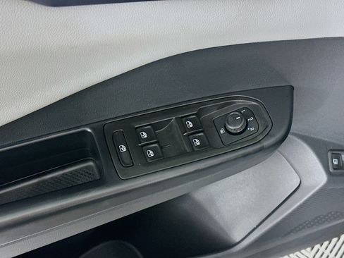 Used 2023 Volkswagen Taos SE w/ Panoramic Sunroof Package FWD image 15