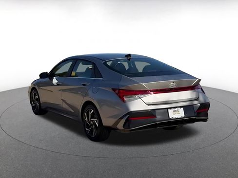 Used 2025 Hyundai Elantra SEL image 11