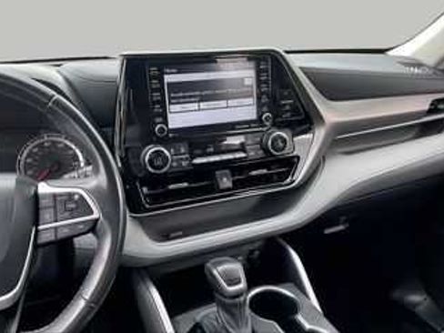 Used 2022 Toyota Highlander LE FWD image 25