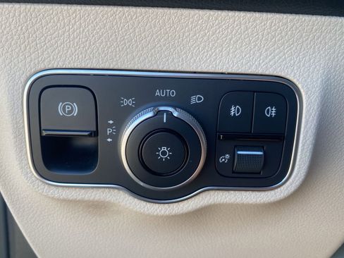 Used 2021 Mercedes-Benz GLB 250 4MATIC w/ Premium Package image 11