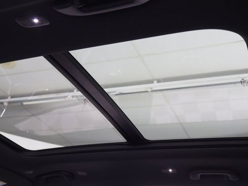 Used 2022 Jeep Grand Cherokee Overland w/ Luxury Tech Group IV image 26