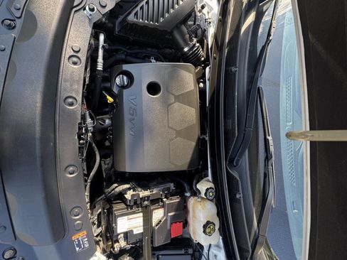 Used 2023 Buick Enclave Essence image 2