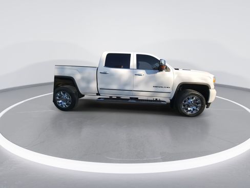Used 2019 GMC Sierra 2500 Denali image 2