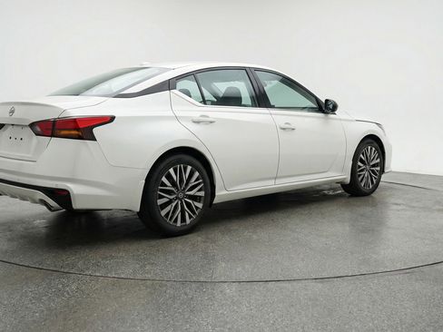 Used 2025 Nissan Altima 2.5 SV image 9