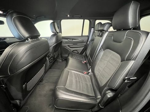 Used 2024 Jeep Grand Cherokee Altitude image 5