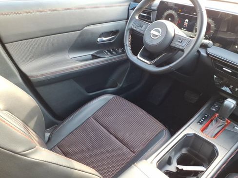 Used 2025 Nissan Kicks SR FWD image 9