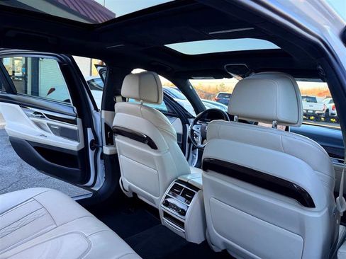 Used 2018 BMW 750i image 22