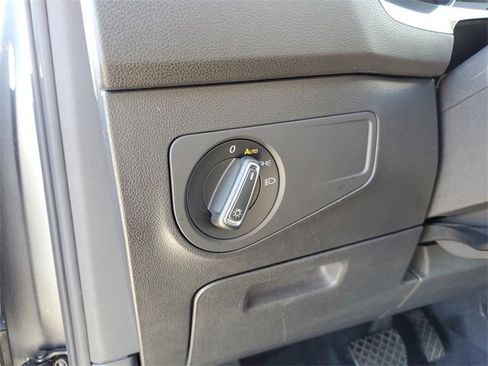 Used 2021 Volkswagen Tiguan SE image 11