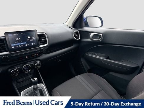 Used 2025 Hyundai Venue SEL image 24