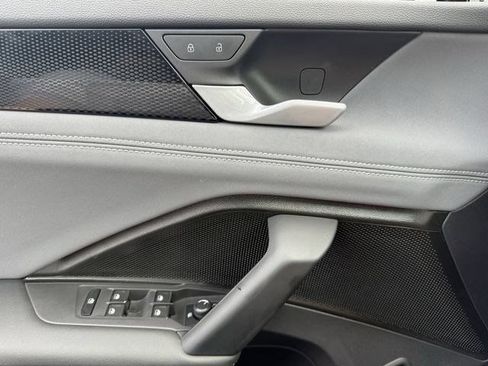 Used 2025 Volkswagen Tiguan SE FWD image 19