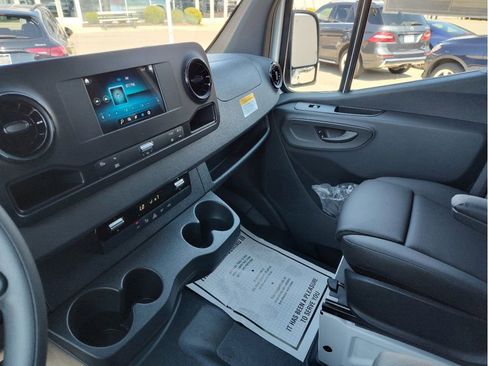Used 2024 Mercedes-Benz Sprinter 2500 image 31