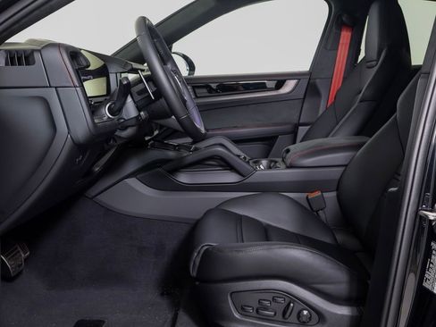 New 2026 Porsche Cayenne GTS image 4